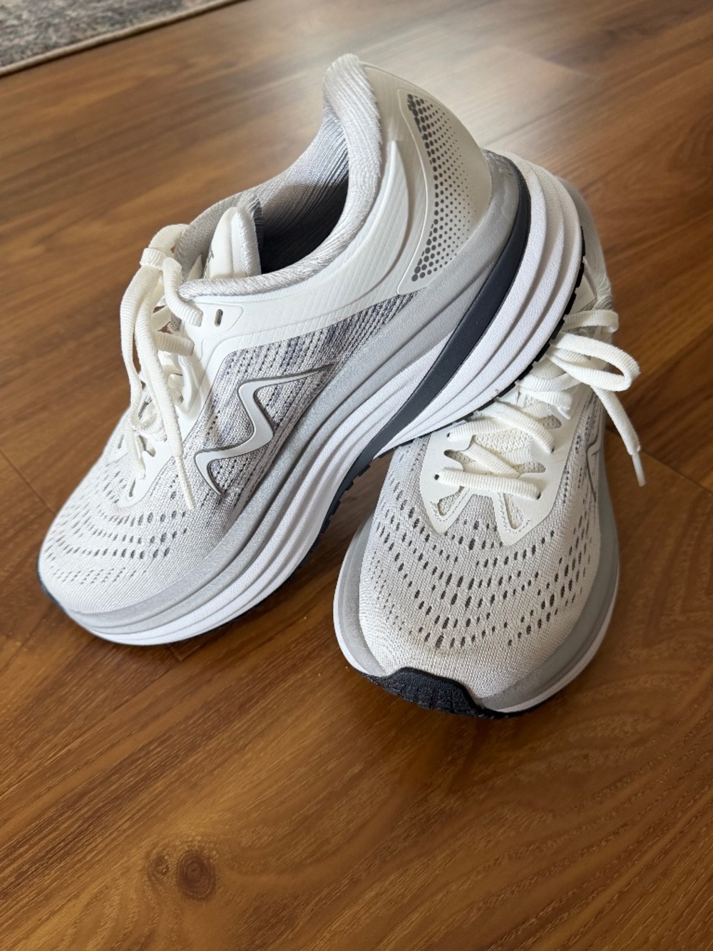 MBT M-3000 Lace Up Sneakers White Women’s Size 7 Walking Shoes Worn Once